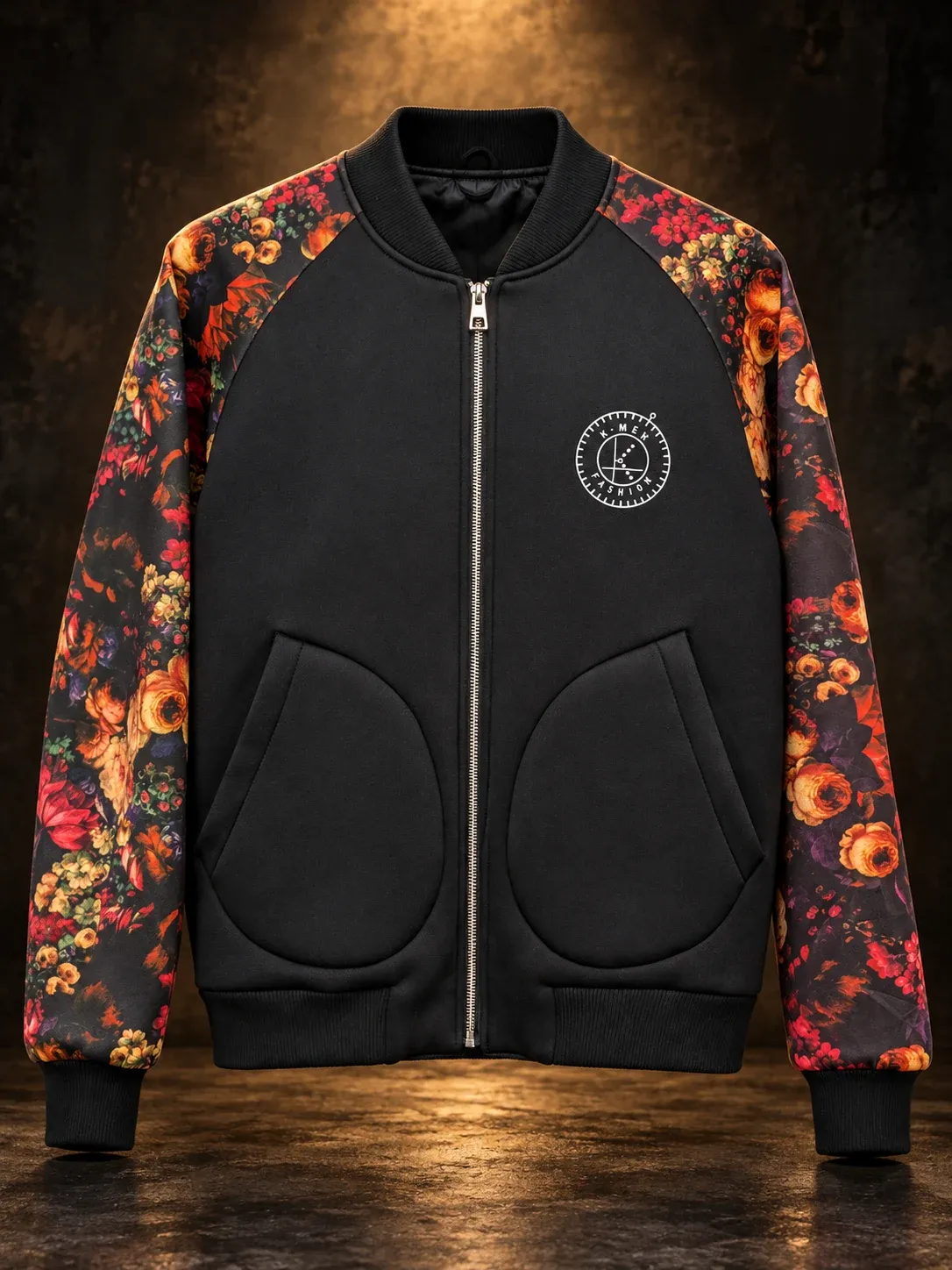 Casaca en negro carbón con mangas en estampado floral multicolor, cierre frontal